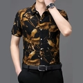 Dettaglio ravvicinato della camicia nera da uomo a maniche corte con stampa di aquila dorata - S / Tops / Stampa Aquila Nero e Oro (HD-DS907)