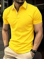 Détail d'un polo jaune pour homme avec col rayé et patte de boutonnage sur modèle réel - S / Jaune