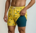 Short de bain jaune pour homme avec imprimé requins et doublure de compression verte - XS / Imprimé Requin Jaune