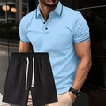 Dettaglio polo azzurra da uomo e pantaloncini neri con coulisse per l'estate - S / Azzurro + Nero