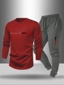 Dettaglio della maglietta rossa a maniche lunghe e joggers grigi con stampa Paris sul lato - S / Rosso + Grigio Scuro