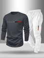 Dettaglio della maglia grigia a maniche lunghe e pantaloni bianchi con stampa Paris nel set - S / Grigio Scuro + Bianco
