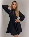 Detalle de cuello alto con abertura y mangas abullonadas en un vestido corto negro - S / Negro