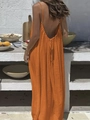 Detail des orangefarbenen rückenfreien Maxikleides mit V-Ausschnitt und leichtem Sommerstoff - Orange / XL