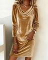 Detail des eleganten goldenen Samtkleides mit Wasserfall-Ausschnitt und weicher Textur - S / Gold
