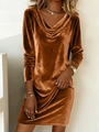 Détail de la robe élégante en velours cuivré avec col drapé et texture de tissu raffinée - Marron