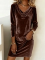 Détail de la robe en velours marron foncé montrant le col bénitier et la texture du tissu - Brun Foncé
