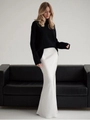 Eleganter weißer Satin-Fischschwanzrock mit hoher Taille und schwarzem Strickpullover - S / Weiß
