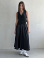 Detailansicht des eleganten schwarzen Satin-Maxirocks mit hohem Bund und fließendem Saum - S / Schwarz