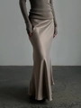 Detail eines eleganten Satin-Maxirocks mit glänzender Champagner-Textur und Fall - S / Khaki