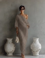 Details eines eleganten braunen Strickkleides mit One-Shoulder-Design und Puffärmeln - S / Khaki