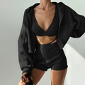 Detail der Strickstruktur des schwarzen dreiteiligen Sportsets mit Kapuzenjacke und Top - S / Schwarz