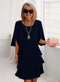 Dettaglio dell'abito in chiffon blu scuro a balze con gonna a strati e maniche a spacco - Blu navy