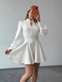 Dettaglio di un abito bianco a maniche lunghe con scollo a goccia e colletto alto - S / Bianco