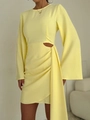 Detail van de lichtgele mini-jurk met taille-uitsparing en elegante geplooide drapering - S / Geel