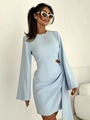 Elegante lichtblauwe mini-jurk met lange mouwen, uitsnijding in de taille en sierlint - S / Blauw