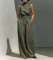 Détail d'un ensemble deux pièces sans manches en lin vert olive avec pantalon large sous la lumière - S / Vert Militaire