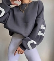 Details des dunkelgrauen Oversize-Sweatshirts mit Drop-Shoulder und weißem Buchstabendruck - S / Schiefergrau