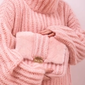 Detail of pink faux fur handbag with vertical knit strap and elegant gold metal clasp - Pink