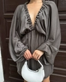 Detail von V-Ausschnitt und Rüschenärmeln an elegantem dunkelgrauem Retro-Kleid - S / Silbergrau