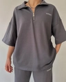 Detailstruktur des dunkelgrauen Jogginganzugs aus schwerer Baumwolle mit weißem Logo - S / Dunkelgrau