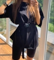 Conjunto de dos piezas negro para mujer con camiseta oversize, mallas de ciclista y cinturón hebilla - S / Negro
