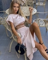 Dettaglio del set due pezzi in raso rosa champagne con top corto e gonna lunga fluida - S / Rosa
