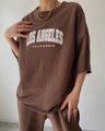 Détail de l'imprimé Los Angeles sur l'ensemble short et sweat à manches courtes marron - S / Caramel