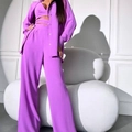 Détail d'un ensemble 3 pièces lavande avec haut licou lacé et pantalon large - S / Haut Et Bas / Violet