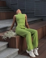 Dettaglio del design con lacci laterali e trama a maglia a coste di questo set verde due pezzi - S / Verde