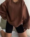 Detalle de la sudadera marrón de cuello redondo con puños acanalados y diseño de hombros caídos - S / Café