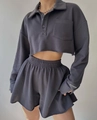 Dettaglio della felpa polo corta grigio antracite e pantaloncini con coulisse set - S / grigio scuro