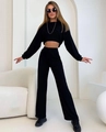 Detailansicht des Damen-Lounge-Sets in Schwarz mit weit geschnittener Hose und kurzem Hoodie - S / Schwarz