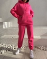 Dettaglio della felpa fucsia con cappuccio, tasca a marsupio e pantaloni coordinati - S / Rosa Rosso
