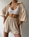 Detail der Textur des beigen Crinkle-Stoffs an einem 3-teiligen Hemd- und Shorts-Set - S / Khaki