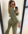 Details der olivgrünen Strickstruktur auf dem Crop-Top und der schmalen Freizeithose - S / Armeegrün