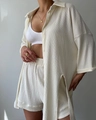 Detail des cremefarbenen Oversize-Sets mit gewellter Plissee-Struktur und Seitenschlitz - S / Gebrochenes Weiß