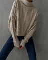 Dettaglio della maglia a trecce beige con collo alto e trama spessa di qualità - S / Cammello