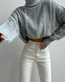 Dettaglio ravvicinato del maglione a collo alto grigio chiaro con motivo a trecce classiche - S / Grigio