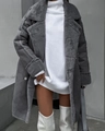 Detail van grijze jas van imitatiebont met revers en witte gebreide jurk voor de winter - S / donkergrijs