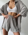 Detail der grauen Shorts mit hoher Taille und geripptem Crop-Top aus Strukturstoff - S / Grau