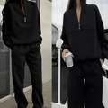 Detail eines schwarzen zweiteiligen Trainingsanzugs mit Half-Zip Hoodie und Jogginghose - S / Schwarz