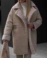Detail van beige faux suède lange jas met pluche voering en brede reverskraag - S / Khaki