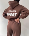 Détail du dos du survêtement marron foncé montrant l'imprimé blanc MCLLCTN SPORT - S / Couleur caramel