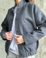 Dettaglio giacca oversize grigio scuro con colletto alla coreana e bottoni metallici - S / Grigio Piombo