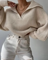 Dettaglio della maglia del maglione oversize bianco avorio con scollo a V e maniche - S / Albicocca