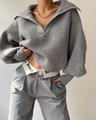 Dettagli della maglia grigia del maglione a polo con accessorio catena dorata - S / Grigio