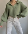 Detail eines salbeigrünen Strickpullovers mit Rippstruktur und modischem V-Ausschnitt Kragen - S / Grün
