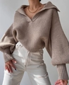 Details des groben Strickpullovers in Khaki mit hohem Kragen und modischen Ballonärmeln - S / Khaki