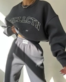 Nahaufnahme des weißen MCLLCTN-Aufdrucks auf einem anthrazitgrauen Fleece-Set - S / Dunkelgrau